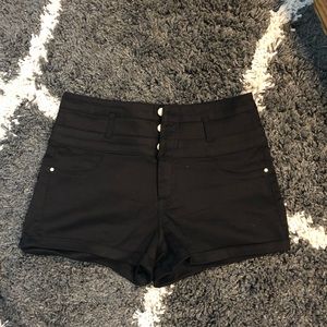 🌸Black high waisted shorts🌸